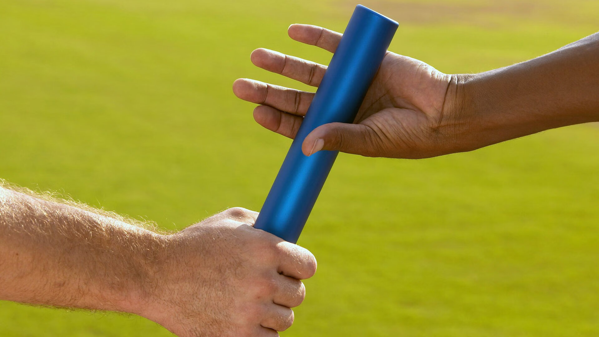 夜幕灯光轮滑表演，城市街头的青春舞台，深夜轮滑